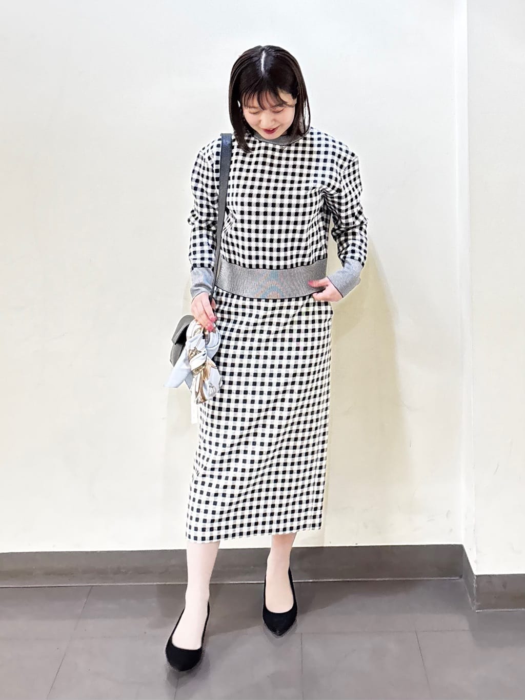 いくみさんの「UNTITLED｜【手洗い／88cm正方形】バイカラーハーネススカーフ」を使ったコーディネート