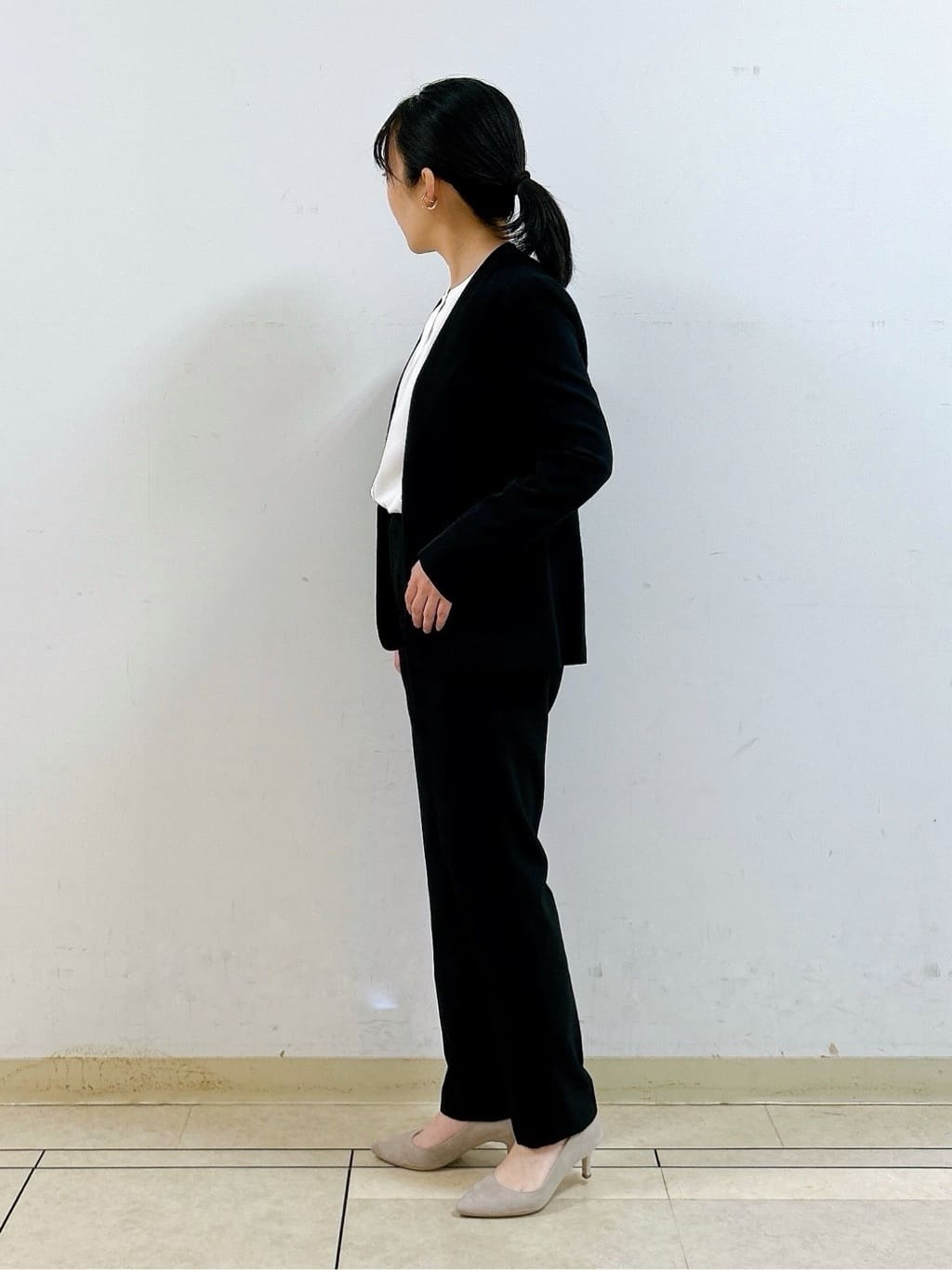 hattoriさんの「INDIVI｜【洗える／UVケア／スーツ】ストレッチタックテーパードパンツ」を使ったコーディネート