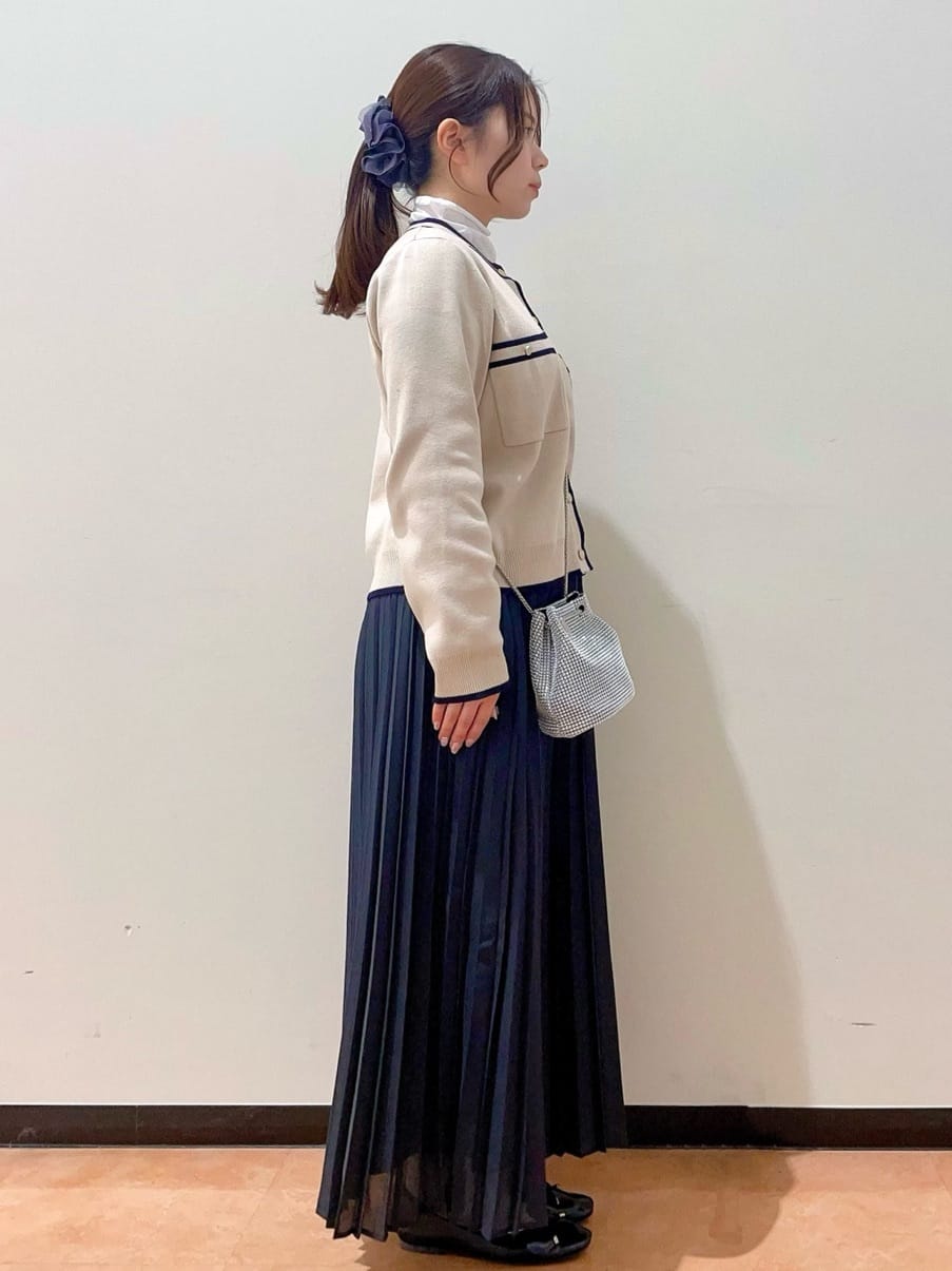 ayumiさんの「OPAQUE.CLIP｜◆《美人百花掲載》配色ラインカーディガン／アンサンブル対応【洗濯機洗い可】」を使ったコーディネート