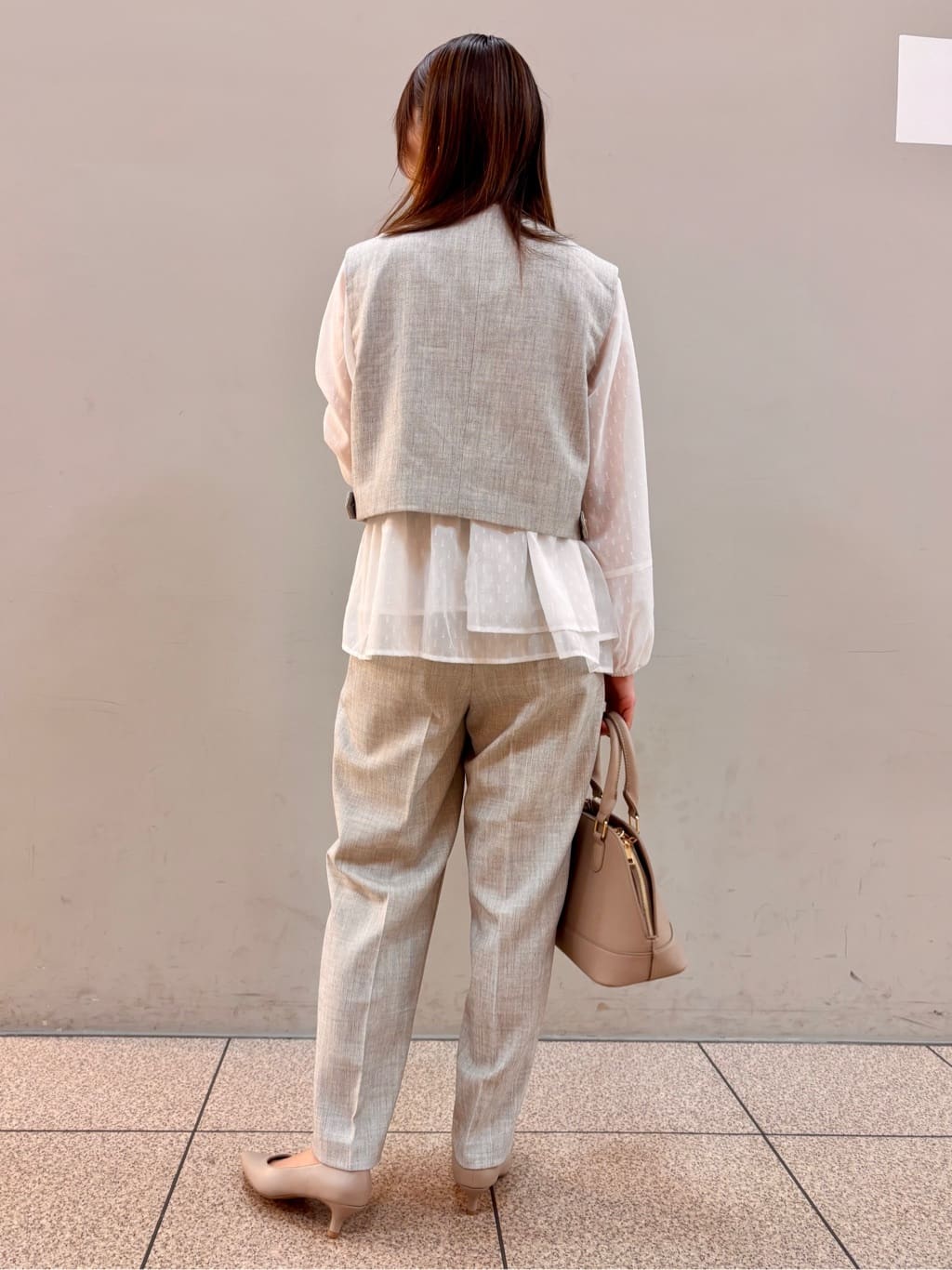 HaNeさんの「THE SHOP TK｜◆【セットアップ可／ONOFF活躍】カルゼショートジレ／洗える」を使ったコーディネート