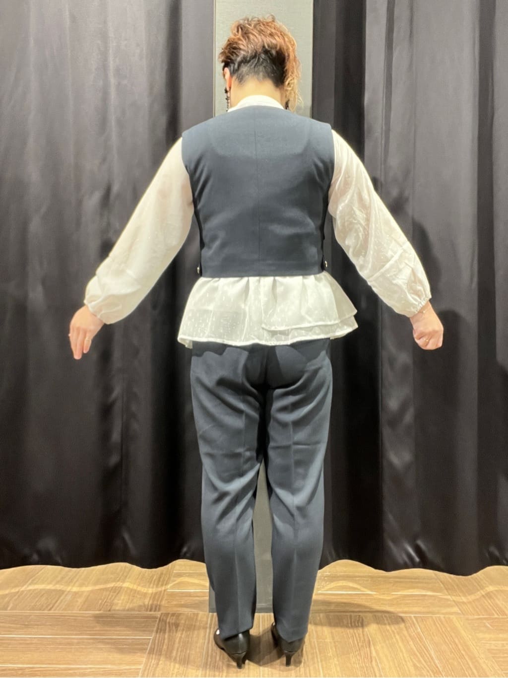 OKMKさんの「THE SHOP TK｜◆【セットアップ可／ONOFF活躍】カルゼショートジレ／洗える」を使ったコーディネート