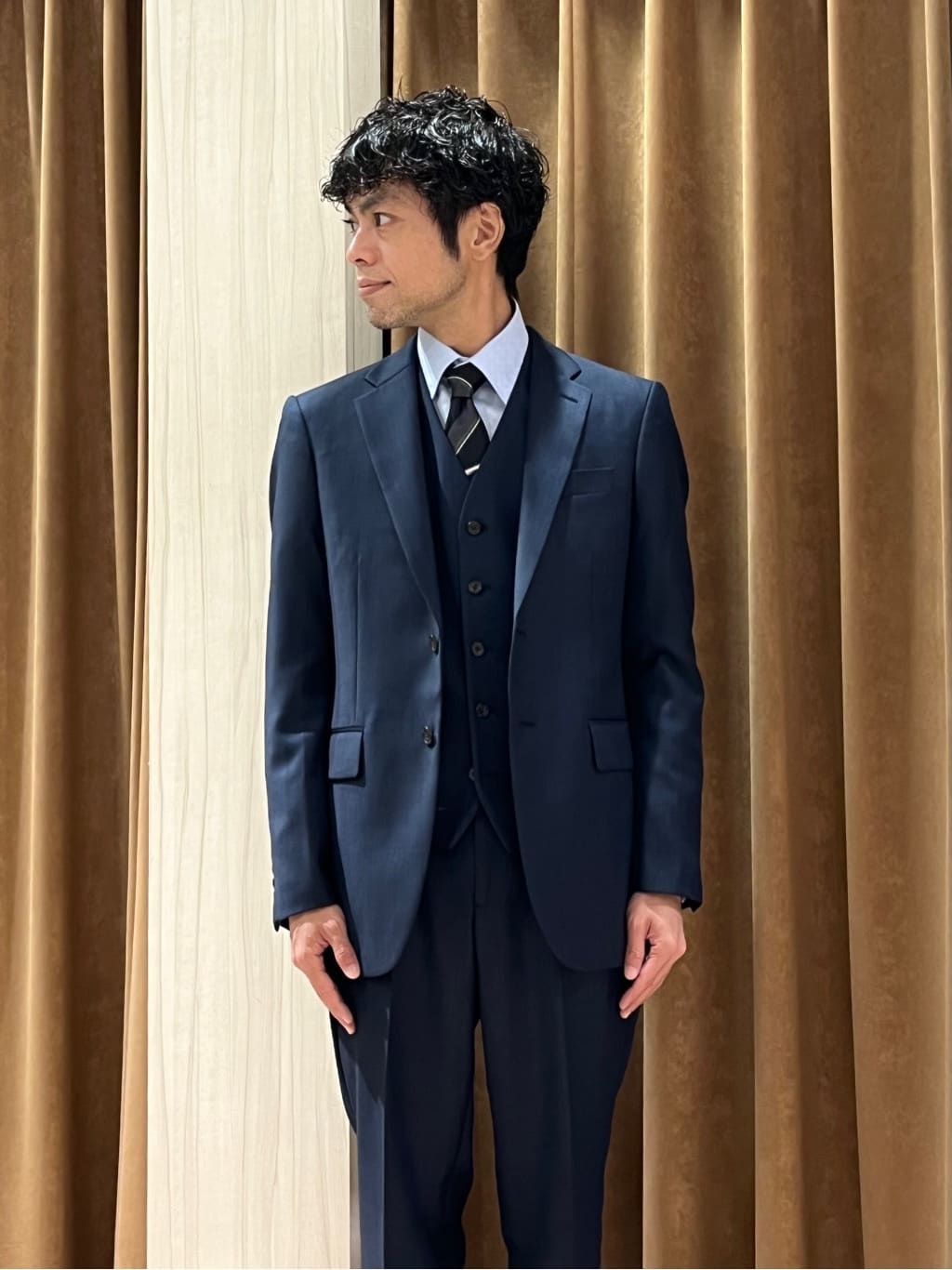 URAさんの「TAKEO KIKUCHI｜【Three by Three】シャイニーシャークピンヘッド スーツ/3ピース対応可」を使ったコーディネート