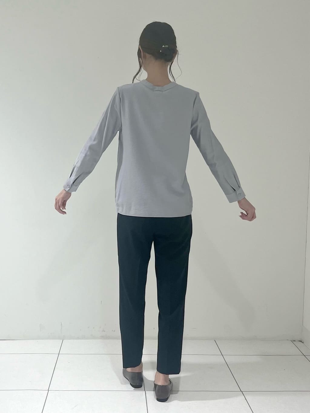shioriさんの「INDIVI｜【洗える／UVケア／スーツ】ストレッチタックテーパードパンツ」を使ったコーディネート