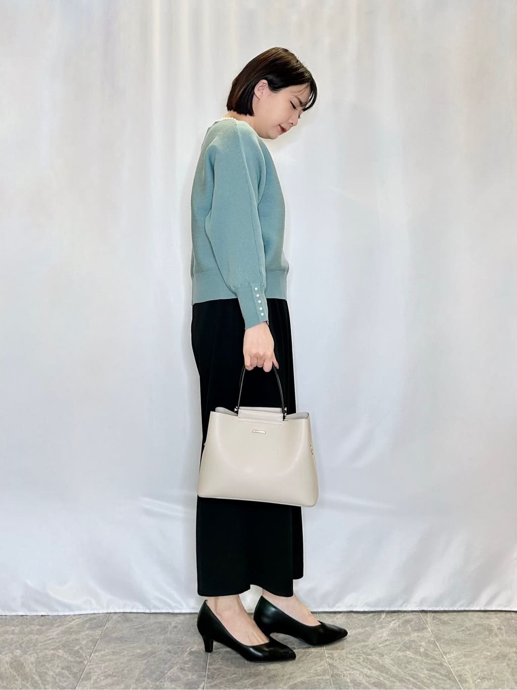 ネリさんの「SHOO･LA･RUE｜【通勤/デイリー/セットアップ可】マルチに使える カットジョーゼット ワイドパンツ」を使ったコーディネート