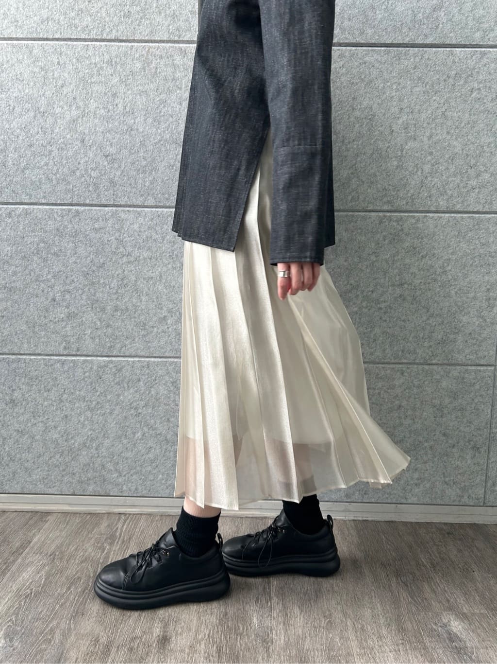 honoka Aさんの「CODE A｜shiny sheer pleated skirt」を使ったコーディネート