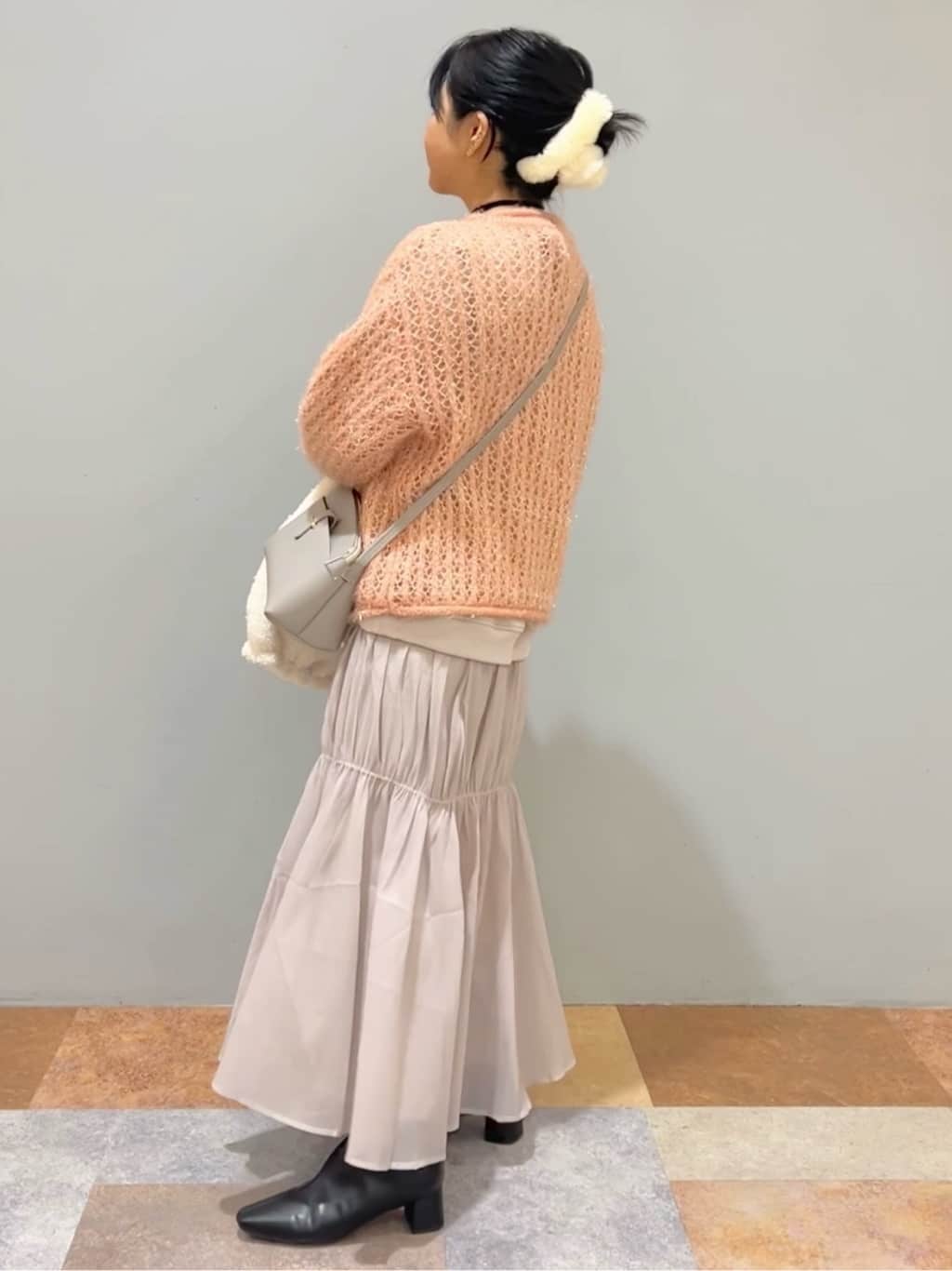 ひらのみさんの「THE SHOP TK｜◆【毛玉になりにくい】ラメメッシュニット/洗える」を使ったコーディネート