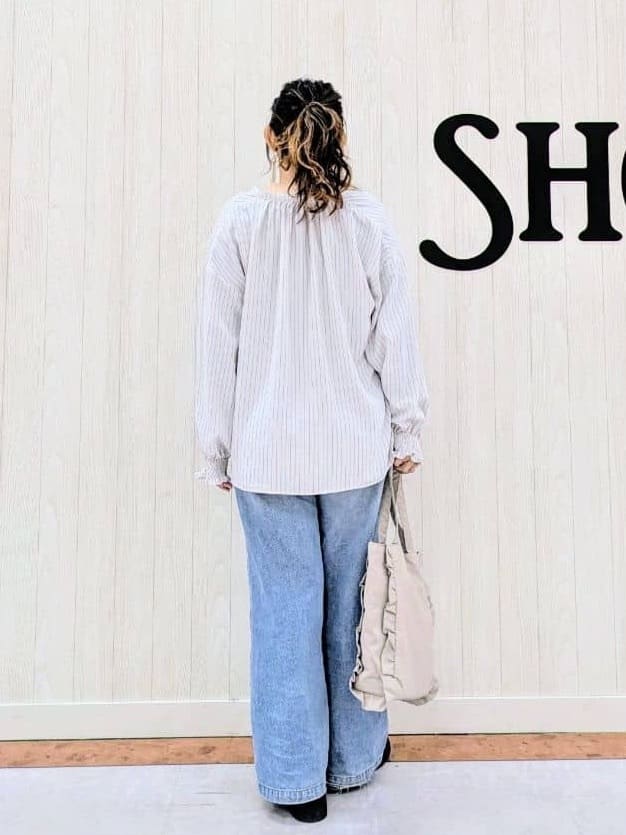 さくみぃさんの「SHOO･LA･RUE｜◆【洗える/UV/吸水速乾/アンチピリング/S-LL】バンドカラーギャザーシャツ」を使ったコーディネート