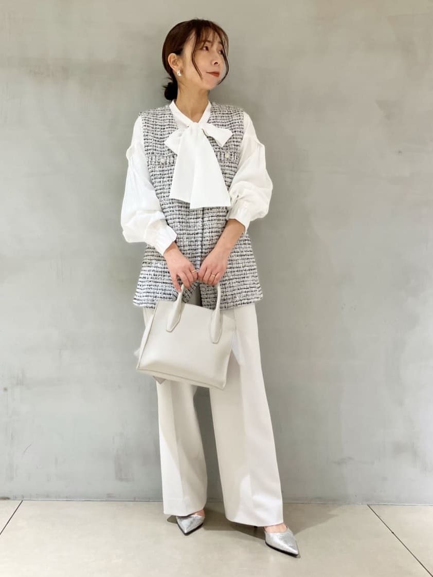 tomoさんの「UNTITLED｜◆【2点セット／UVケア】ツイードジレ＆ボウタイブラウス カセット服」を使ったコーディネート