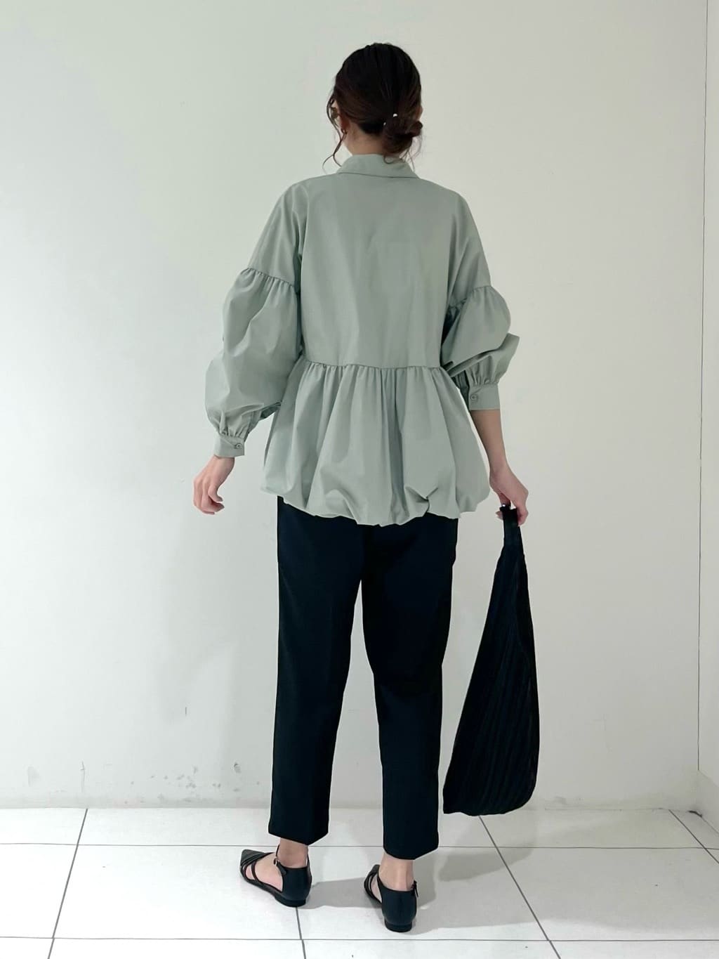 shioriさんの「INDIVI｜【接触冷感／セットアップ対応】イージーテーパードパンツ【通勤・セレモニー】」を使ったコーディネート