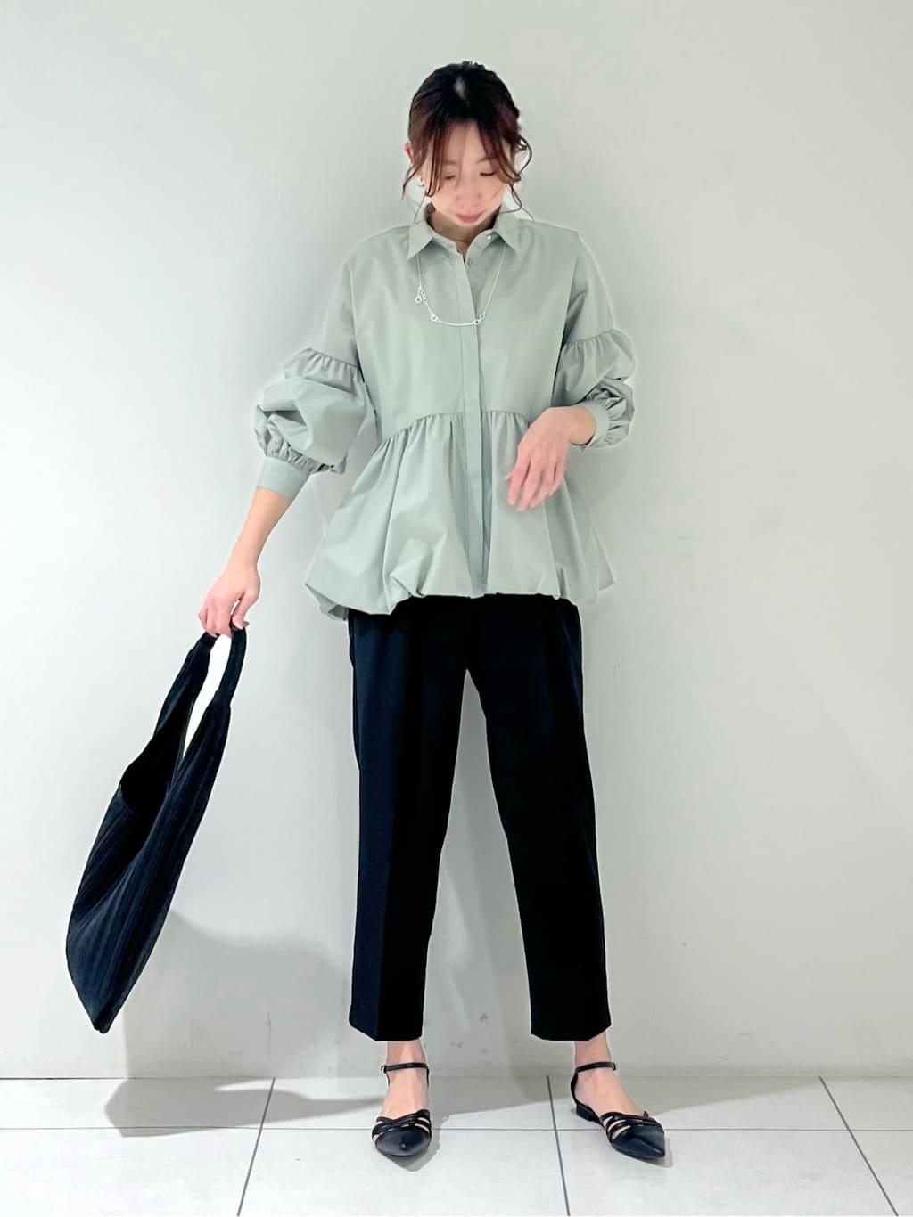 shioriさんの「INDIVI｜【接触冷感／セットアップ対応】イージーテーパードパンツ【通勤・セレモニー】」を使ったコーディネート