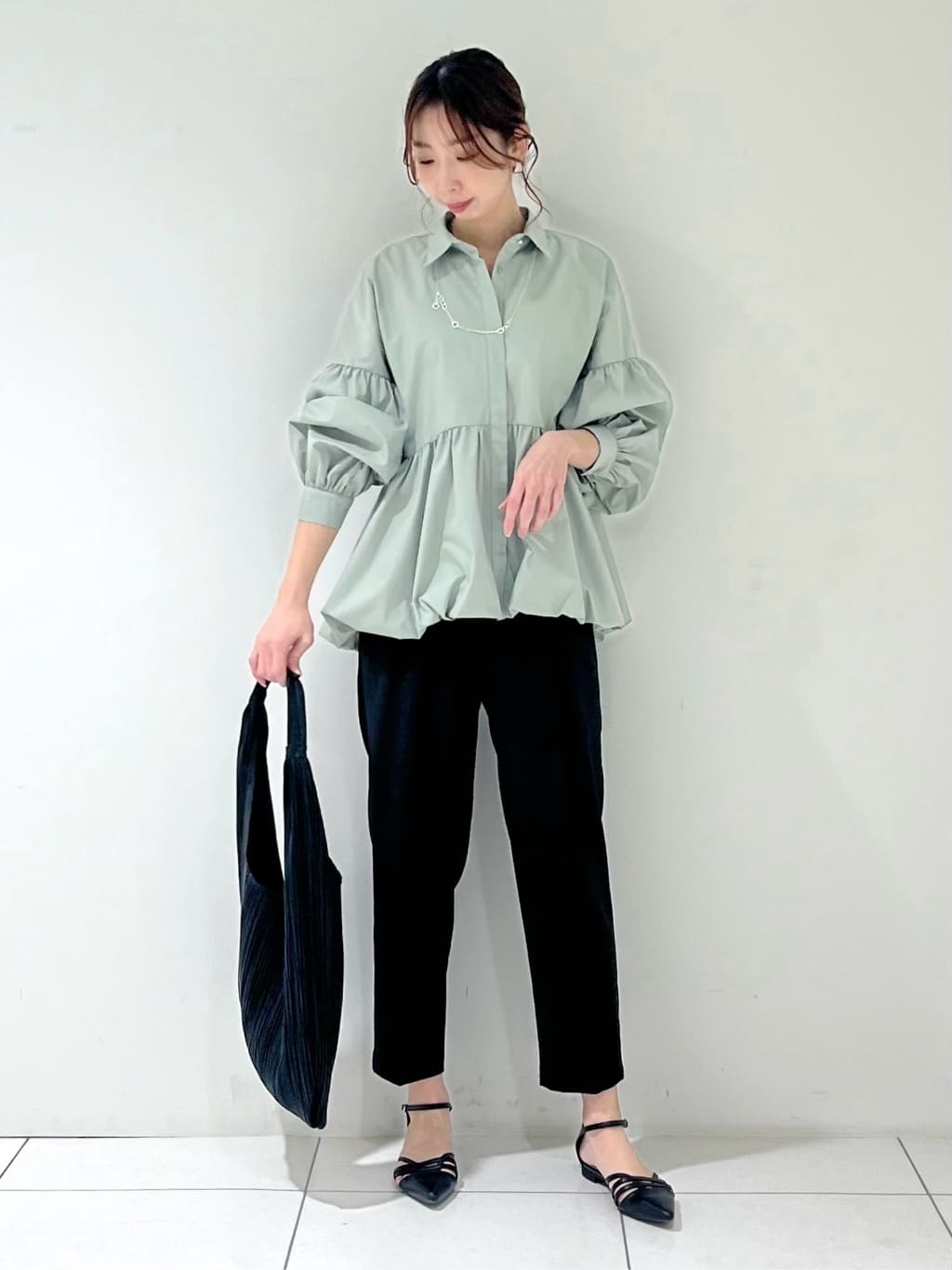 shioriさんの「INDIVI｜【接触冷感／セットアップ対応】イージーテーパードパンツ【通勤・セレモニー】」を使ったコーディネート