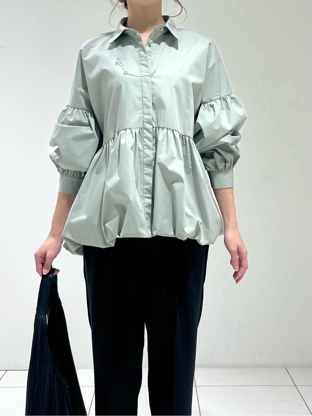 shioriさんの「INDIVI｜【接触冷感／セットアップ対応】イージーテーパードパンツ【通勤・セレモニー】」を使ったコーディネート