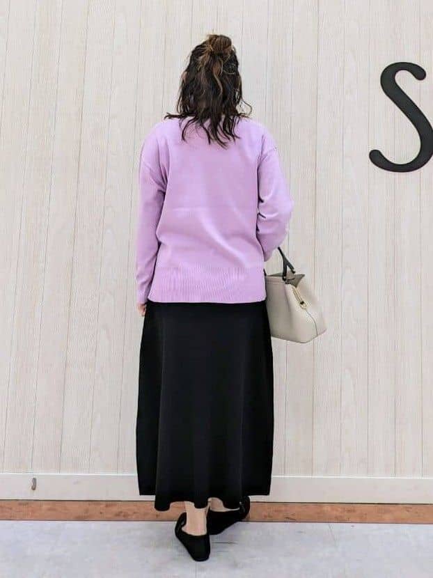 さくみぃさんの「SHOO･LA･RUE｜◆【洗える/S-LL】お顔周りすっきり 優しい肌触りのVネックニット」を使ったコーディネート