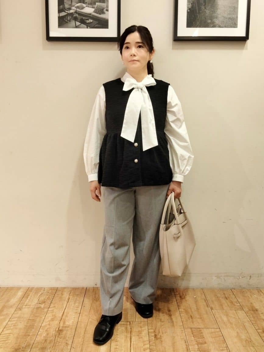 SHOOLARUEさんの「SHOO･LA･RUE｜◆【S-LL】お顔回りを華やかに リボンタイブラウス」を使ったコーディネート