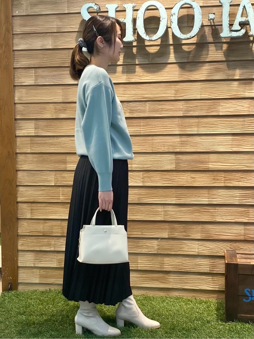 akariさんの「SHOO･LA･RUE｜◆【洗える/ちくちくしにくい/静電気軽減】スウェットライク ロゴニット」を使ったコーディネート