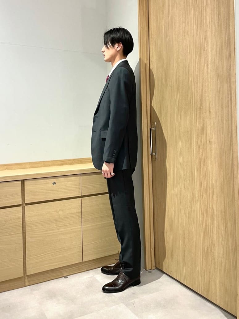 Seiyaさんの「TAKEO KIKUCHI｜【Three by Three】シャイニーシャークピンヘッド スーツ/3ピース対応可」を使ったコーディネート