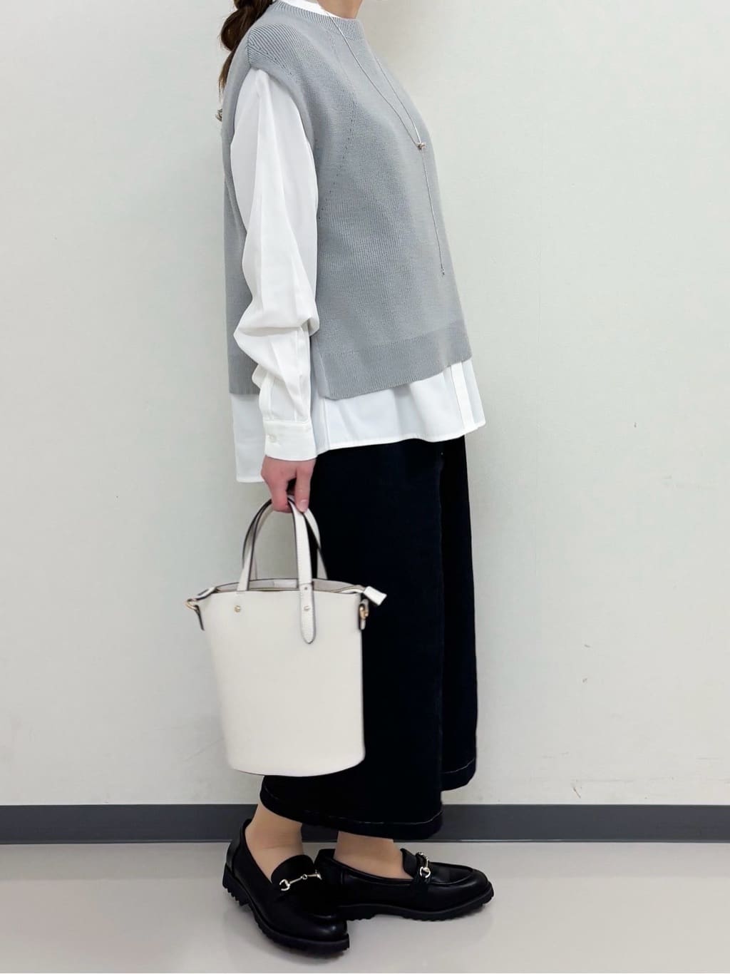 momoさんの「grove｜◆ベスト&times;シャツSET」を使ったコーディネート