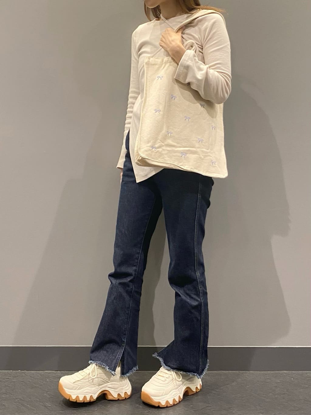 hiraさんの「ESPERANZA｜リボン刺繍キャンバストートバッグ」を使ったコーディネート