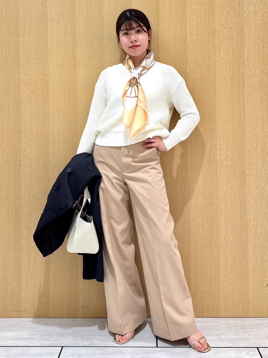 nanaさんの「UNTITLED｜【手洗い／88cm正方形】バイカラーハーネススカーフ」を使ったコーディネート