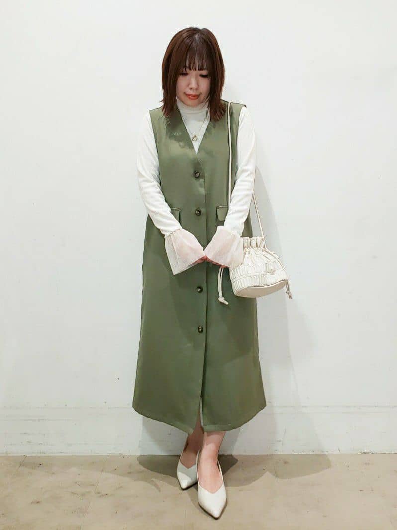 TSUCHIYAさんの「SHOO･LA･RUE｜◆【S-LL/2WAY】ジャンドレにもなるロングジレ」を使ったコーディネート