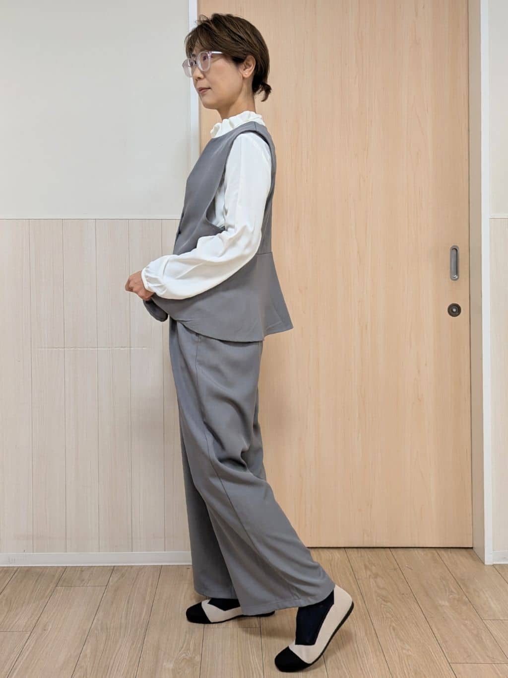 YuAさんの「SHOO･LA･RUE｜◆【S-3L/洗える/セレモニー】さらり軽やか フリルスタンドカラーブラウス」を使ったコーディネート