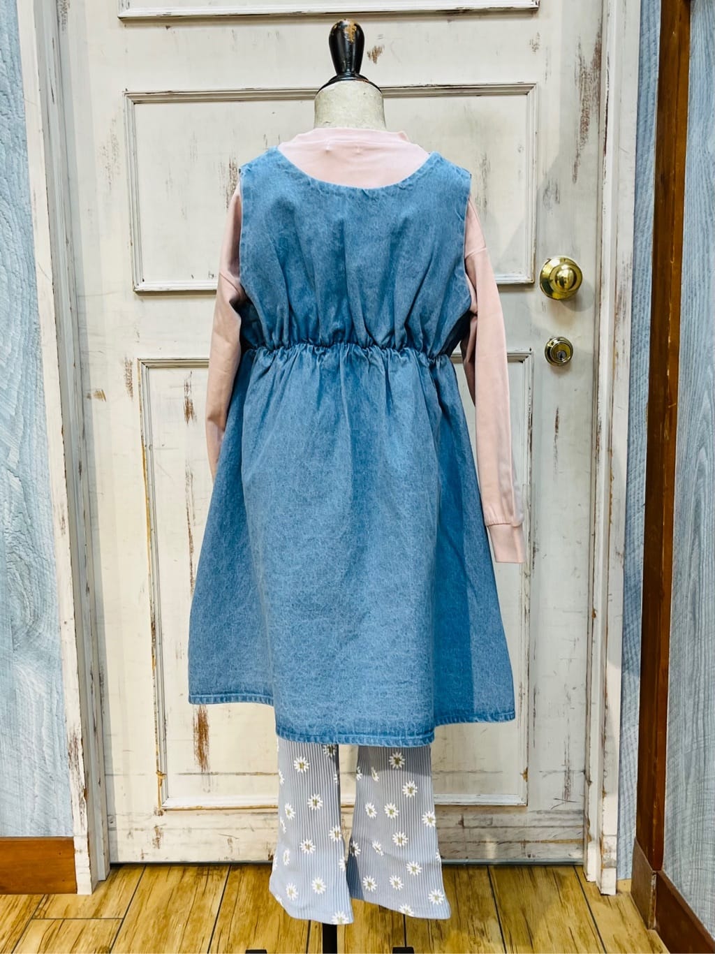 もすさんの「SHOO･LA･RUE｜◆【洗える/100-150cm】スカラップ使いがキュートな デニムジャンドレ」を使ったコーディネート