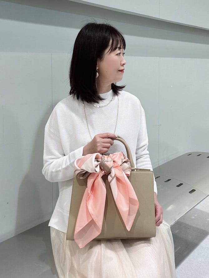 makiさんの「UNTITLED｜【手洗い／88cm正方形】バイカラーハーネススカーフ」を使ったコーディネート