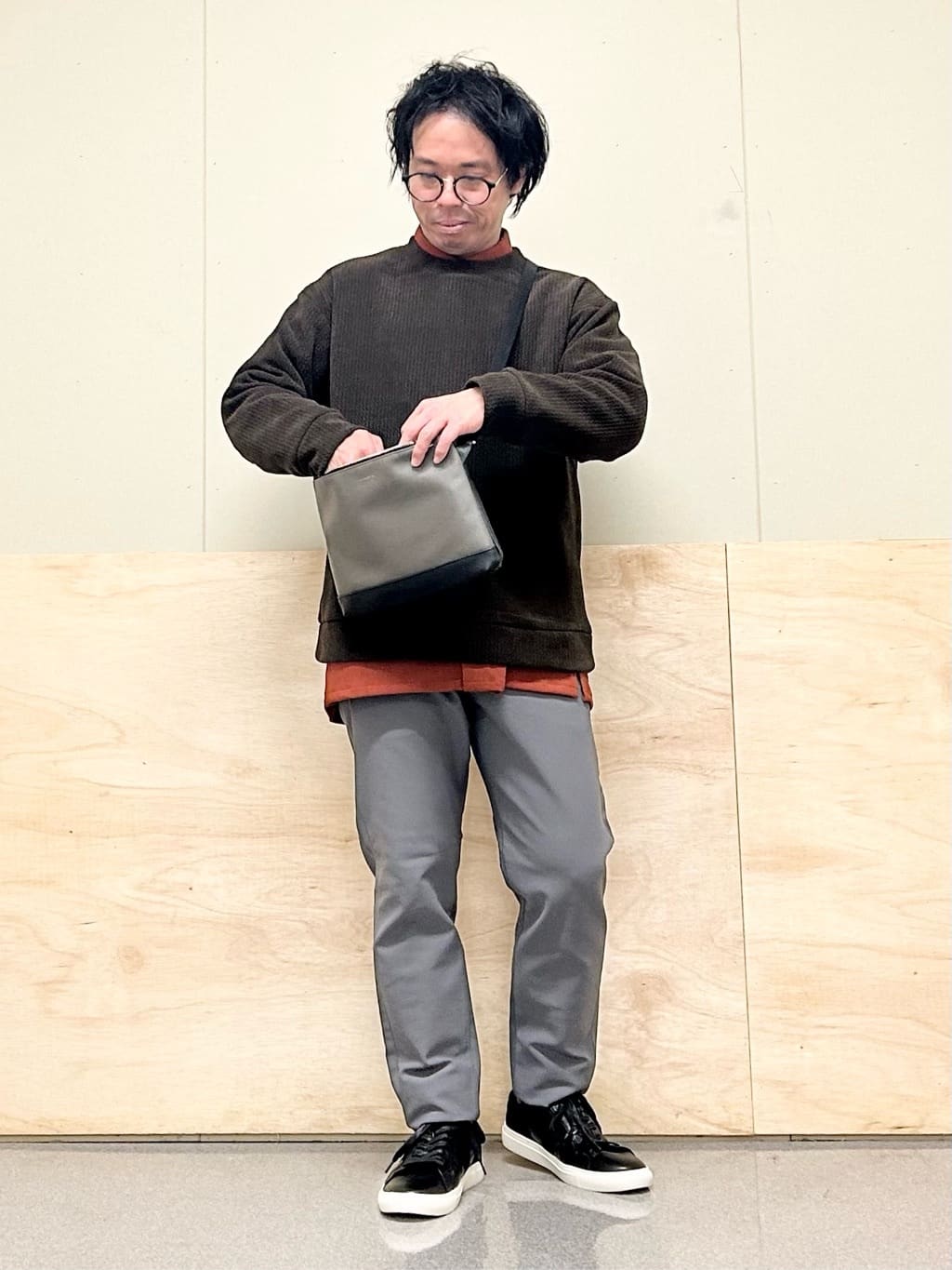 KENJI Iさんの「THE SHOP TK｜サフィアーノミニサコッシュ」を使ったコーディネート