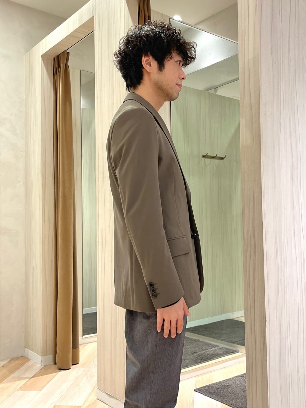 URAさんの「TAKEO KIKUCHI｜【オフィスカジュアル対応】ドレス チノパンツ」を使ったコーディネート