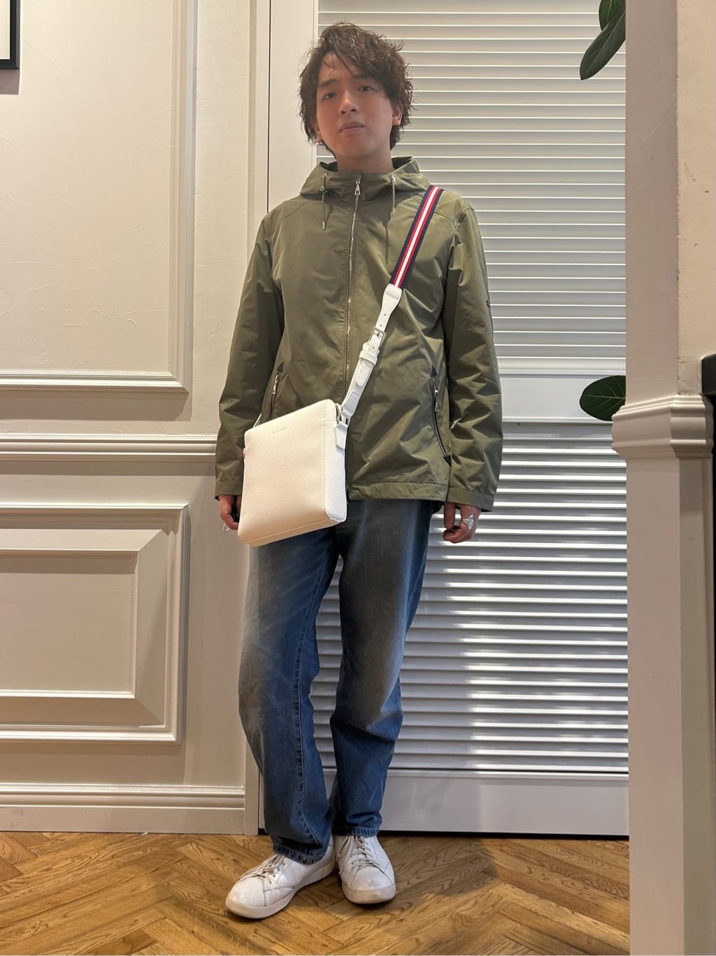 須田　慎二郎さんの「DRESSTERIOR｜【撥水仕様】シュリンクレザー ショルダーバッグ」を使ったコーディネート