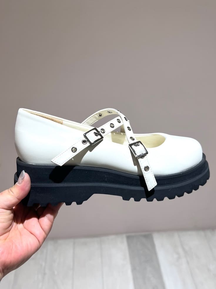 yumiさんの「ESPERANZA｜グロメットクロスストラップスニーカー」を使ったコーディネート