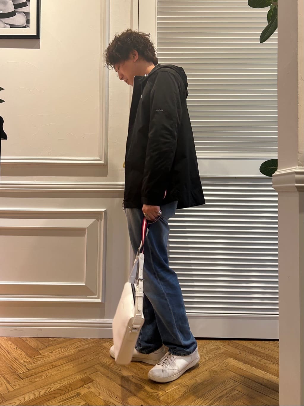 須田　慎二郎さんの「DRESSTERIOR｜【撥水仕様】シュリンクレザー ショルダーバッグ」を使ったコーディネート