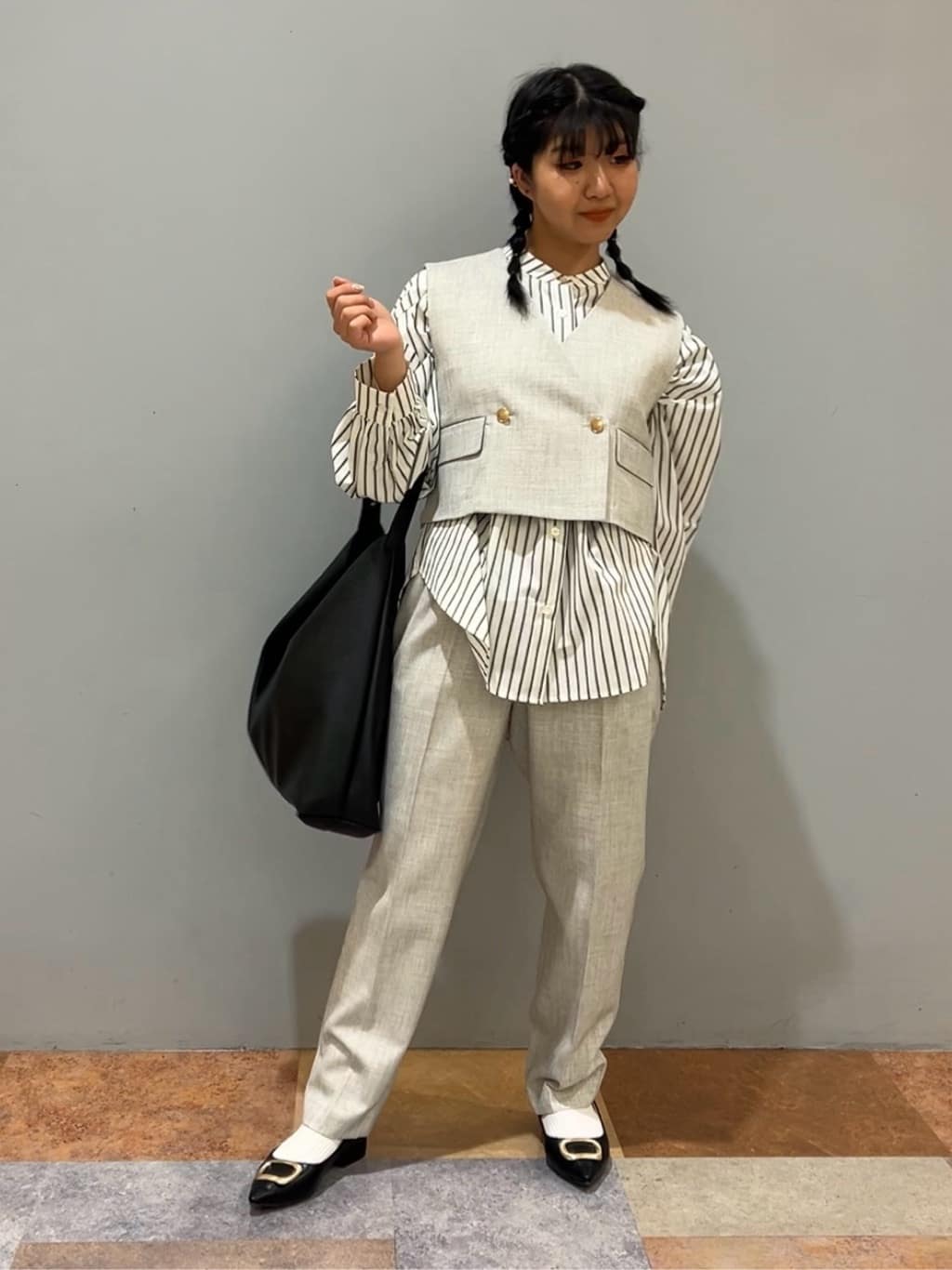 ひらのみさんの「THE SHOP TK｜◆【セットアップ可／ONOFF活躍】カルゼショートジレ／洗える」を使ったコーディネート