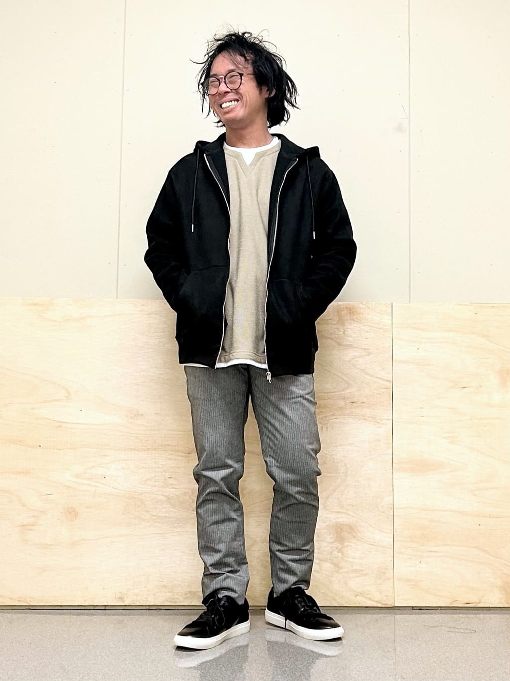 KENJI Iさんの「THE SHOP TK｜【オールシーズン穿ける！】7DAYSストレッチへリンボンパンツ　ON&hArr;OFF兼用」を使ったコーディネート