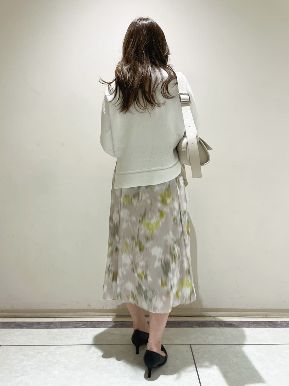 sattoさんの「UNTITLED｜◆【後ろウエストゴム/花柄】ぼかしフラワー プリントスカート」を使ったコーディネート