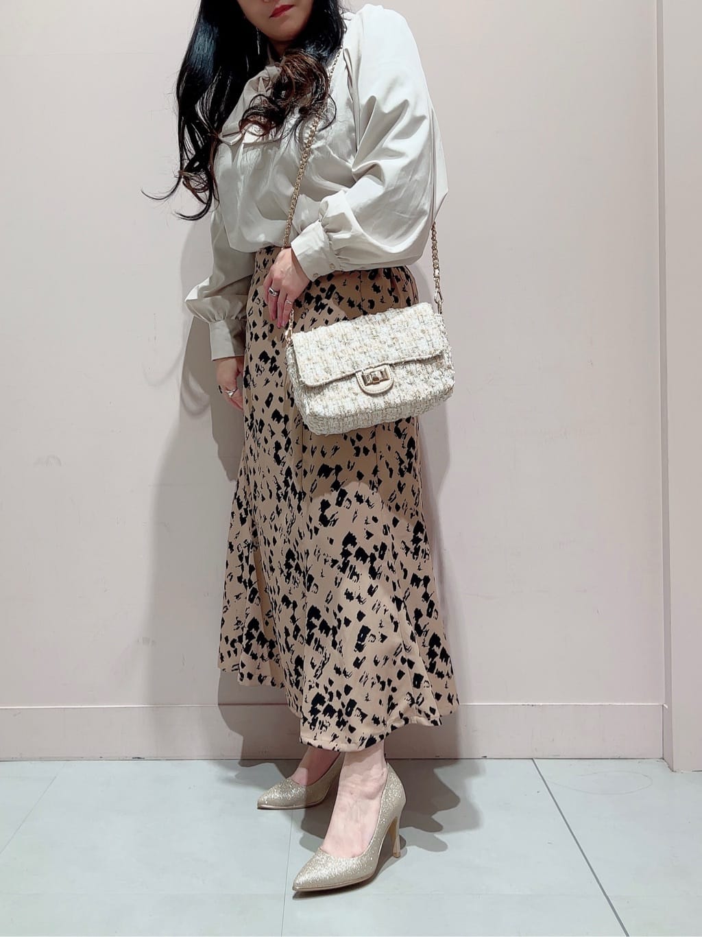 りえさんの「ESPERANZA｜【12時間パンプス】約8.5?／ラメ素材　歩きやすくて疲れにくい」を使ったコーディネート