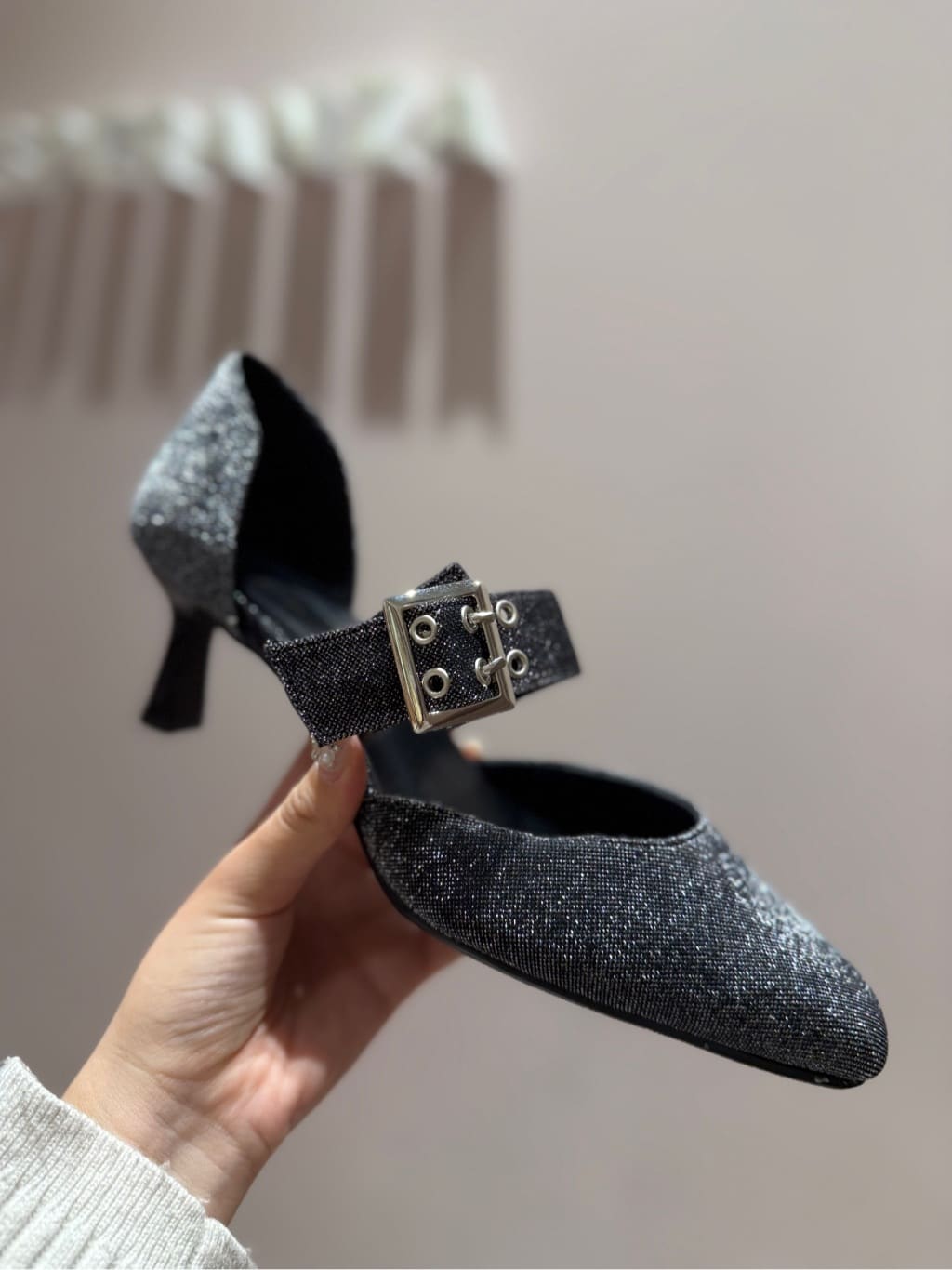 neinaさんの「ESPERANZA｜バックルセパレートパンプス」を使ったコーディネート