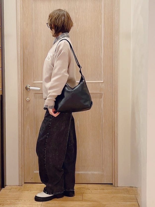 ハリーさんの「SHOO･LA･RUE｜◆【洗える/ちくちくしにくい/静電気軽減】スウェットライク ロゴニット」を使ったコーディネート