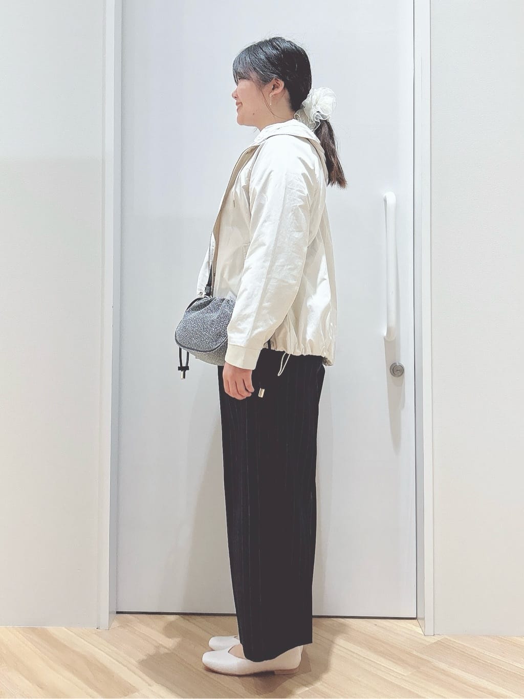 みいさんの「grove｜◆【人間工学】つつまれフィットスクエアトゥフラットパンプス【入卒対応可】」を使ったコーディネート