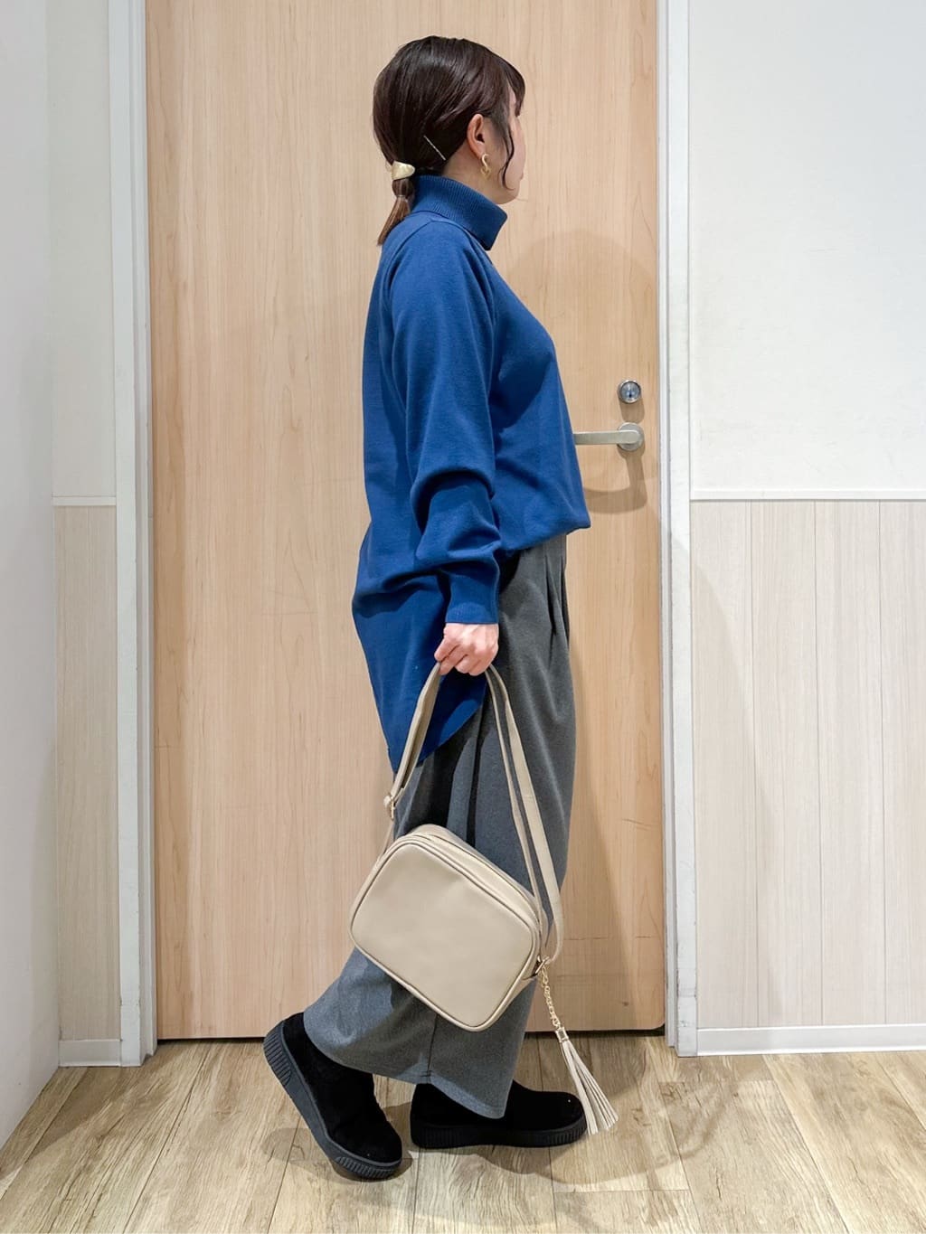 mimoさんの「SHOO･LA･RUE｜◆【洗える/S-LL/体型カバー】もちもちっとしたタッチが心地よい タートルチュニックニット」を使ったコーディネート