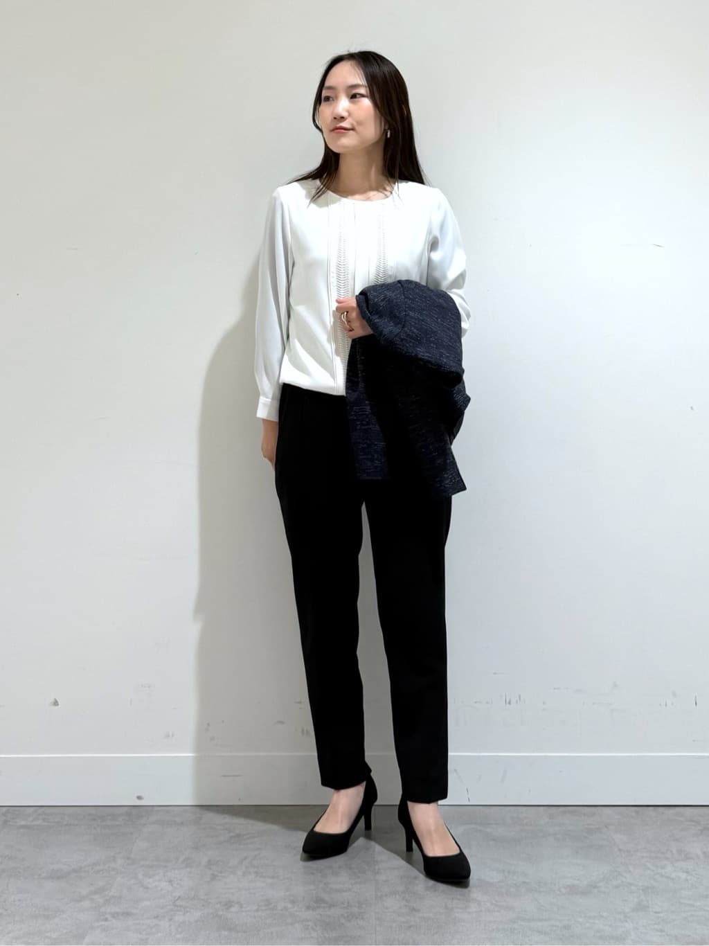 mamiさんの「INDIVI｜【洗える／UVケア／スーツ】ストレッチタックテーパードパンツ」を使ったコーディネート
