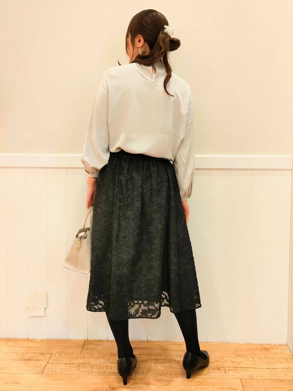 NMさんの「SHOO･LA･RUE｜◆【S-3L/洗える/セレモニー】さらり軽やか スタンドカラー フリルブラウス」を使ったコーディネート