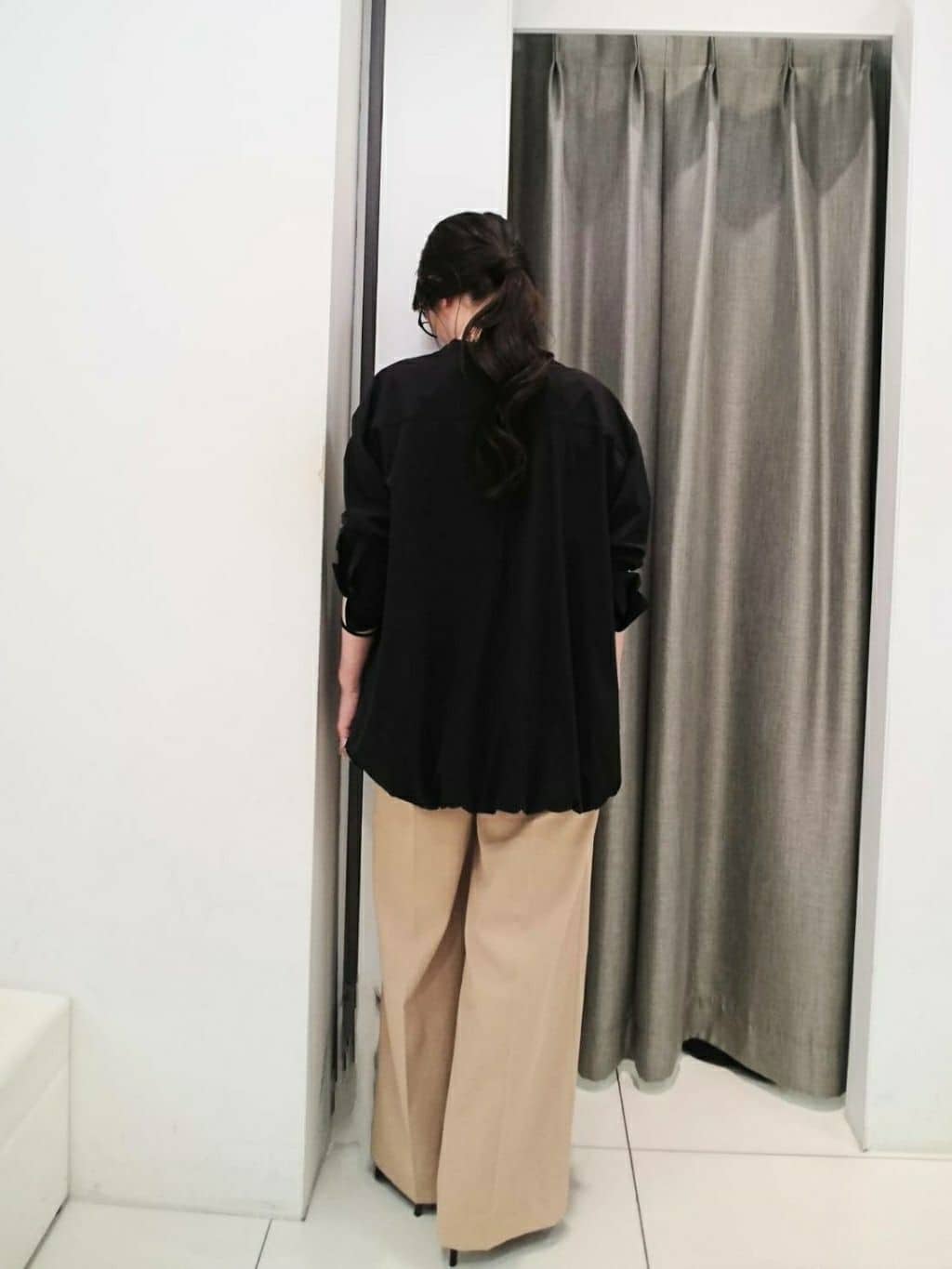 YABUさんの「UNTITLED｜◆【朝比奈 彩&times;Oggi&times;UNTITLED スペシャルコラボ】バルーンヘムブラウス」を使ったコーディネート