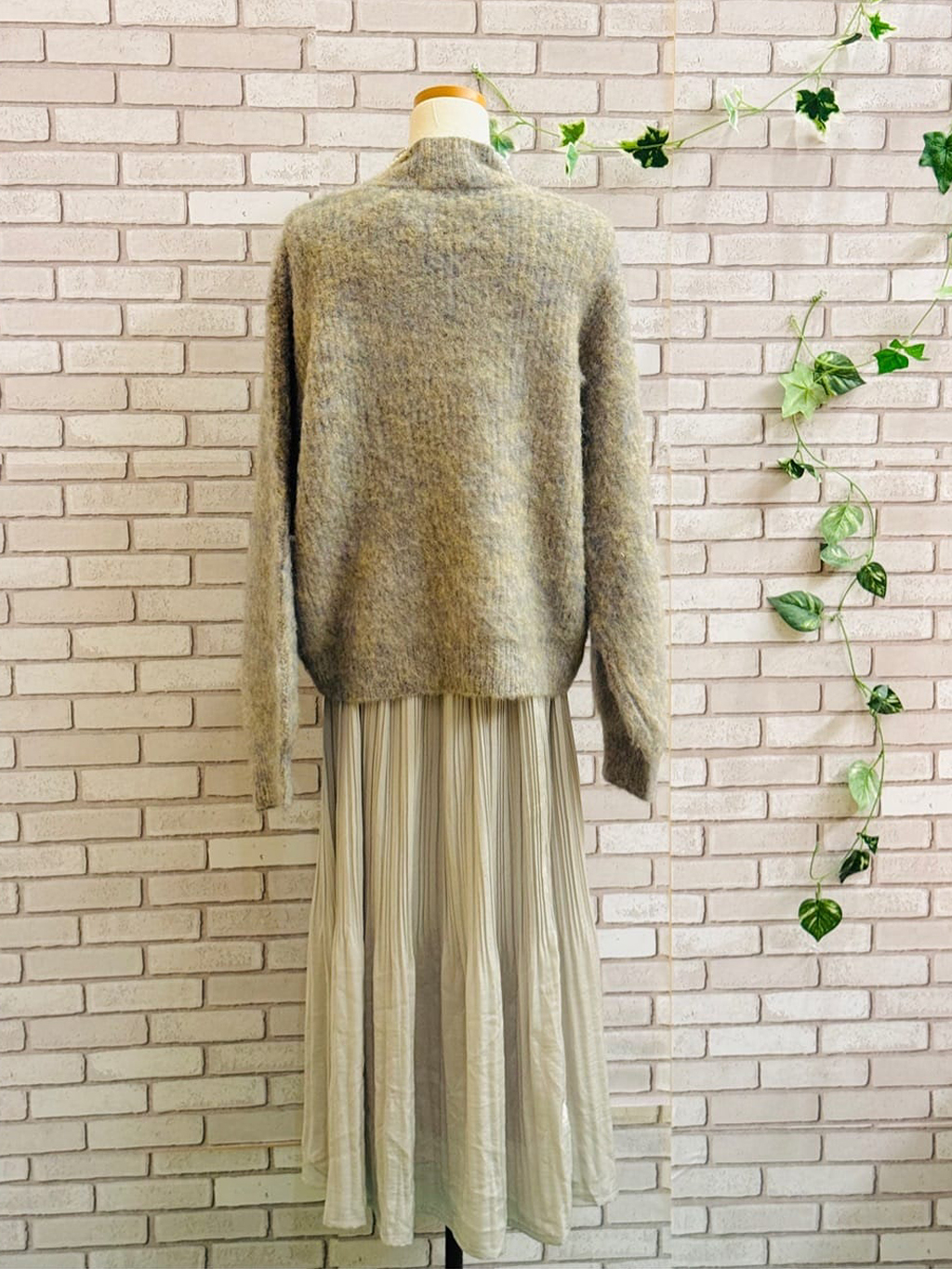 シバクキさんの「SHOO･LA･RUE｜◆【セレモニーにも】ひらりと揺れる上品シルエット サテンプリーツスカート」を使ったコーディネート