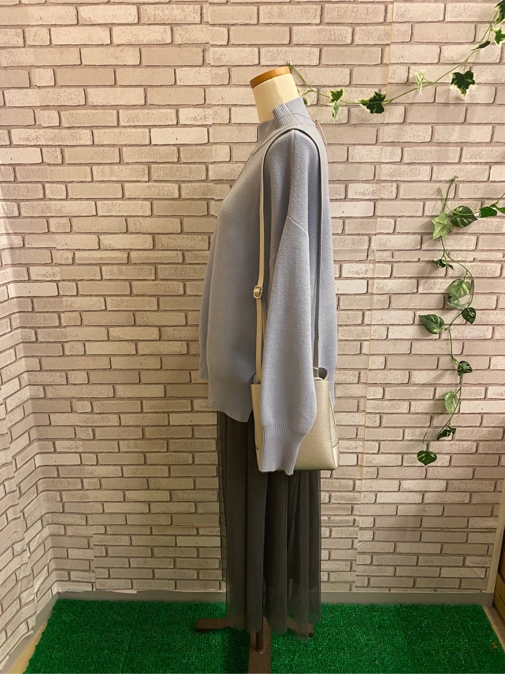 emiさんの「SHOO･LA･RUE｜◆【洗える/ちくちくしにくい/静電気軽減】スウェットライク ハイネックニット」を使ったコーディネート