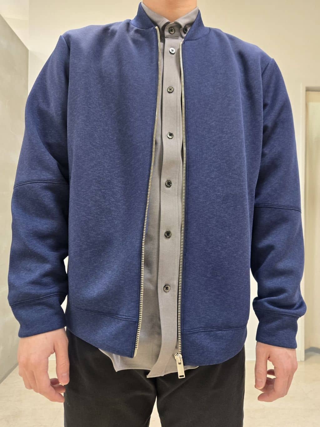白木駆さんの「TAKEO KIKUCHI｜【Made in JAPAN】播州織 ストレッチ パンツ」を使ったコーディネート