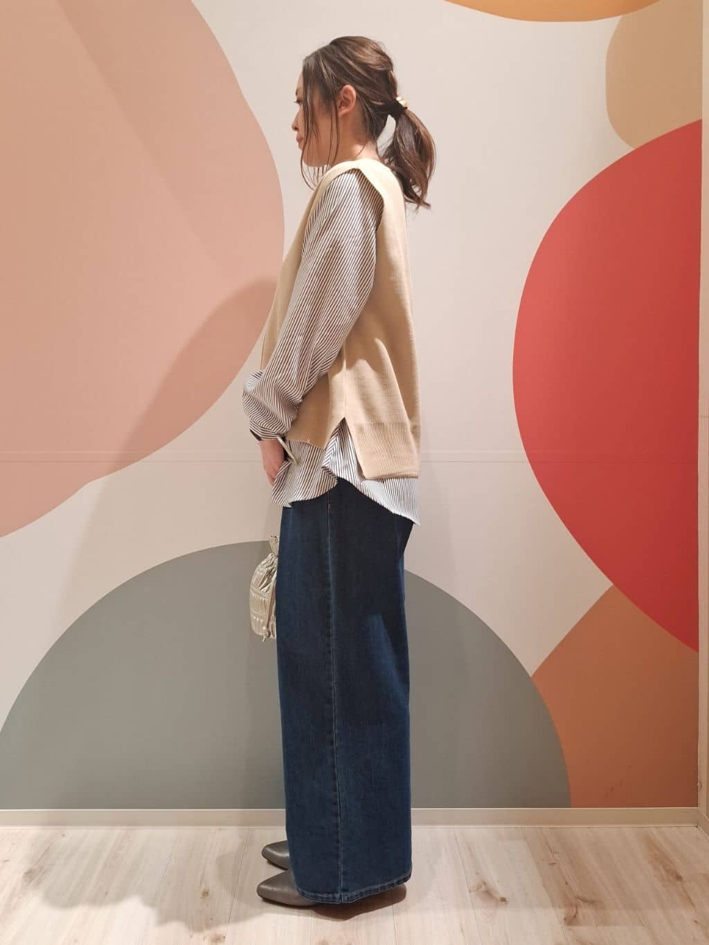 次女さんの「SHOO･LA･RUE｜◆【S-LL/2点セット】着回し自在 ニットベスト＋フレアブラウス」を使ったコーディネート