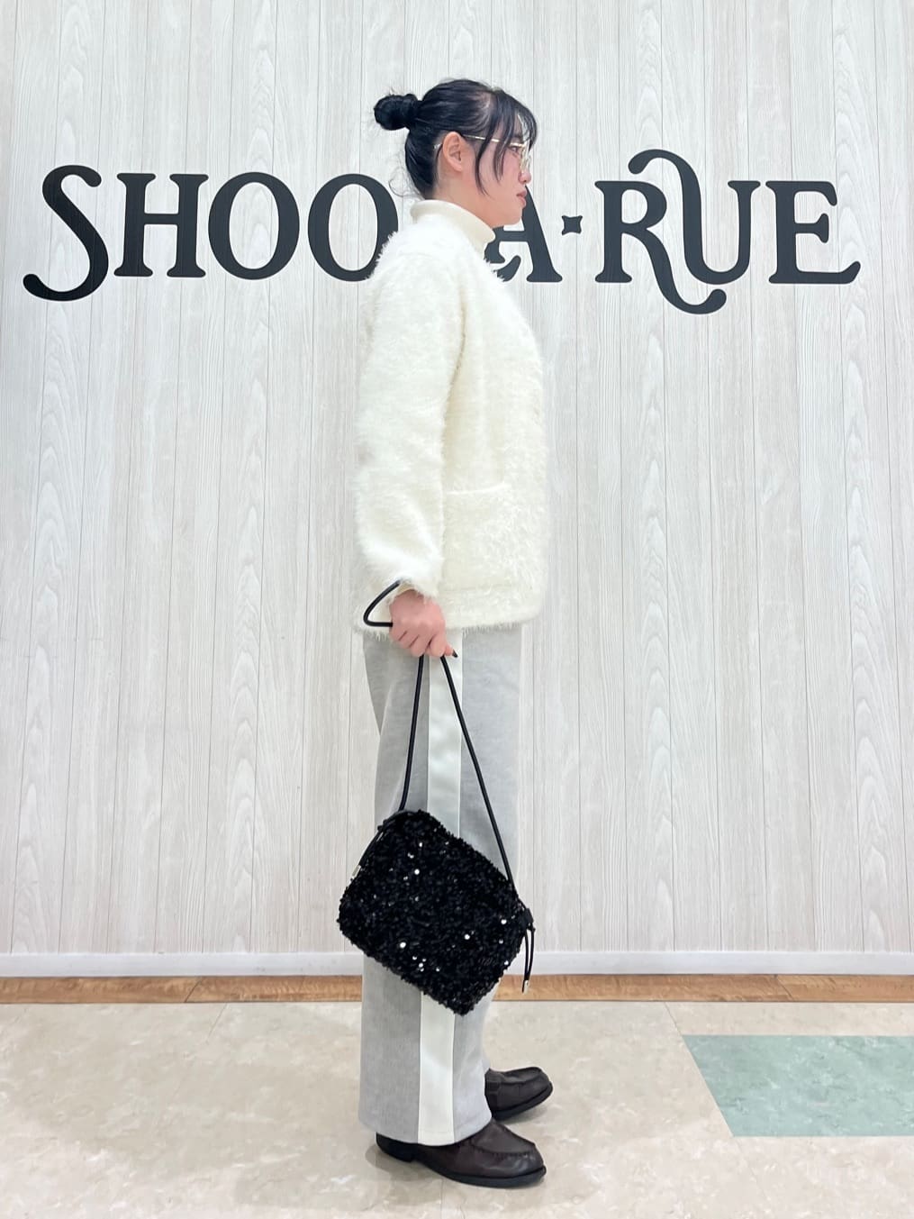 ねぎまさんの「SHOO･LA･RUE｜◆【S-LL】脚のラインをきれいに見せる サイドライン起毛イージーパンツ」を使ったコーディネート