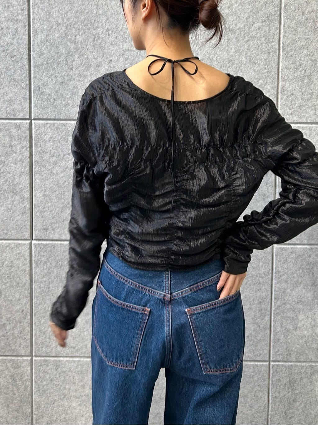 harunaさんの「CODE A｜gathered shiny blouse」を使ったコーディネート