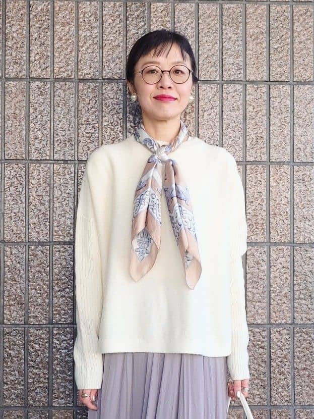 MUTSUKOさんの「UNTITLED｜【手洗い／88cm正方形】エンブレムプリントスカーフ」を使ったコーディネート